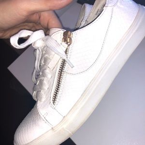 White Size Zipper Sneaker